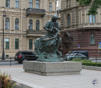 Бронзовый Пётр Великий с топором. Фотограф Марина Роз.