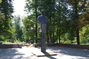 Рукавишников Иулиан Митрофанович. Памятник Николаю Сергеевичу Строеву в Чапаевском парке (Москва). Бронза, гранит. 1987.