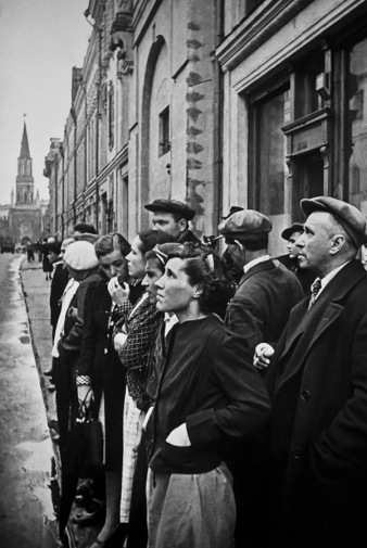 Халдей Евгений Ананьевич. Первый день войны. Москва, 22 июня 1941 года. Улица 25 октября, 12.00. Граждане слушают В.М. Молотова о начале войны. Мультимедийный комплекс актуальных искусств.