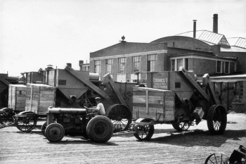 Прехнер Михаил Григорьевич. Во дворе завода. 1937.