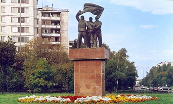 Кирюхин Олег Сергеевич. Победители. Москва, пересечение улиц Вешняковской и Старый Гай. Чугун, гранит, бетон, латунь. 1975. Москва, пересечение улиц Вешняковской и Старый Гай.