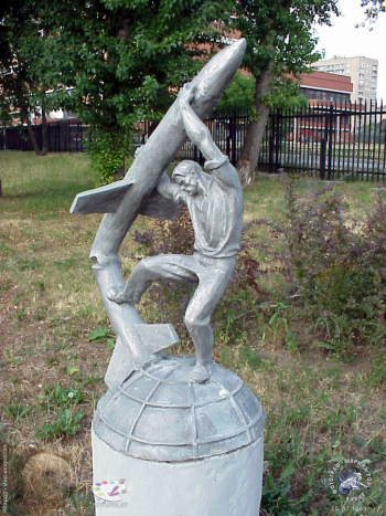 Кирюхин Олег Сергеевич. Разоружение. Алюминий. 1987. Скульптурный парк `Музеон`, Москва.