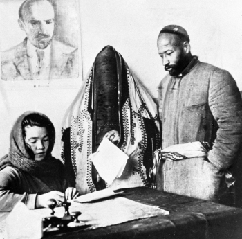 Зельма (Зельманович) Георгий Анатольевич. Жених и невеста в ЗАГСе Ташкента. 1925. РИА Новости.
