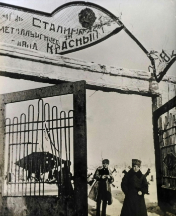 Зельма (Зельманович) Георгий Анатольевич. Сталинград. У ворот металлургического завода Красный Октябрь. 1943. РИА Новости.