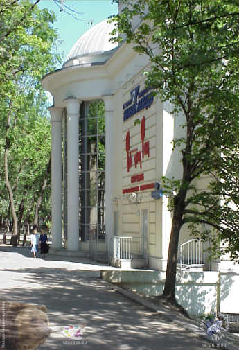 Здание ресторана-кондитерской. Фотограф Марина Роз.