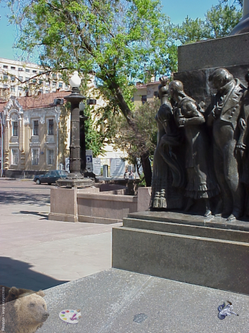 Постамент памятника и вид на Чистопрудный бульвар. Фотограф Марина Роз.