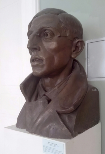 Блезе-Манизер Лина Валериановна (Валерьевна). Бюст В.Володарского (Гольдштейн Моисей Маркович). Гипс тонированный. 100х61х65. 1923. Научно-исследовательский музей при Российской академии художеств. Фотограф tri_stroki