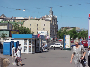 Киоски и ларьки у станции `Чистые пруды`. Фотограф Марина Роз.