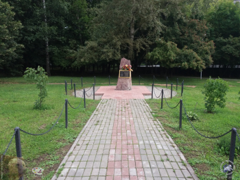 Поляна с памятным камнем. Фотограф Марина Роз.