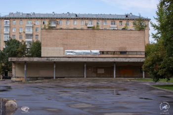 Кинотеатр `Правда` в Москве. Вид на бывший кинотеатр с бывшей автостоянки. Фото 03.08.2019.