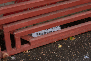 Кинотеатр `Правда` в Москве. Валяется табличка `Парковка закрыта`. Фото 03.08.2019.