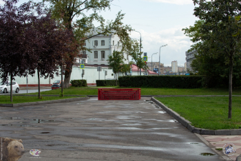Кинотеатр `Правда` в Москве. Закрытый въезд на парковку у кинотеатра `Правда` с проезда, соединяющего Люсиновскую и Большую Серпуховскую улицы. Фото 03.08.2019.
