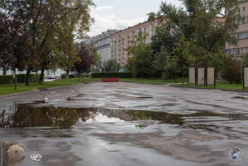 Кинотеатр `Правда` в Москве. Асфальтированная площадка у кинотеатра `Правда`, где была автостоянка. Фото 03.08.2019.
