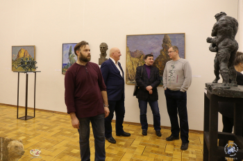 Выставка `Отец и сын Переяславцы. Живопись, скульптура`. Скульптура, живопись и зрители