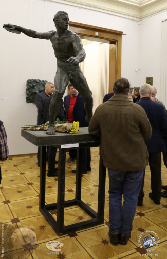 Выставка `Отец и сын Переяславцы. Живопись, скульптура`. Скульптурная композиция `Дискобол`