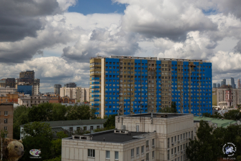 Институт Вишневского в Москве. Посиневший институт Вишневского. Фото 05.07.2019.