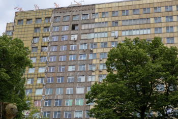 Институт Вишневского в Москве. Ремонт фасада. Создаётся новая одёжка. Фото 05.07.2019.