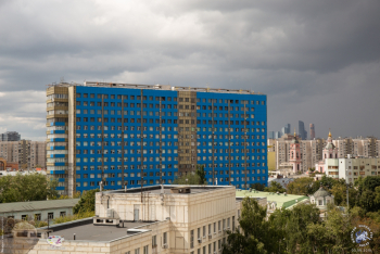 Институт Вишневского в Москве. Новая архитектурная шкурка синего цвета. Фото 03.08.2019.