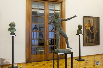 Выставка `Отец и сын Переяславцы. Живопись, скульптура`. Скульптура `Толкающий ядро` на выставке