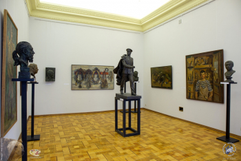 Выставка `Отец и сын Переяславцы. Живопись, скульптура`. Живопись и скульптура отца и сына Переяславцев. Часть экспозиции.