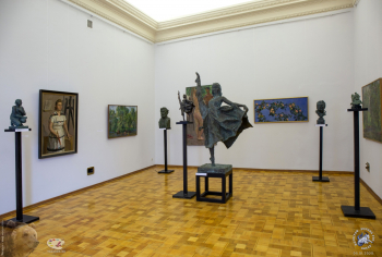 Выставка `Отец и сын Переяславцы. Живопись, скульптура`. М.В.Переяславец. Скульптурная композиция `Саратовская прима Анастасия Локтева` в центре зала.