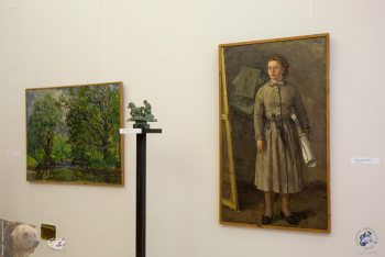 Выставка `Отец и сын Переяславцы. Живопись, скульптура`. Картина `Купание на ручье` (В.И.Переяславец), скульптура `Лев Толстой в Ясной поляне` (М.В.Переяславец) и картина `Портрет Ирины Поповой с кавказским кинжалом (В.И.Переяславец)