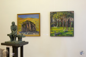 Выставка `Отец и сын Переяславцы. Живопись, скульптура`. М.В.Переяславец. Фёдор Михайлович Достоевский. Модель памятника на фоне пейзажей В.И.Переяславца.