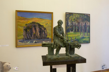 Выставка `Отец и сын Переяславцы. Живопись, скульптура`. М.В.Переяславец. Фёдор Михайлович Достоевский. Модель памятника для города Тобольска. Сзади картины В.И.Переяславца.