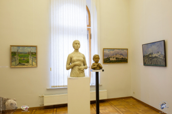 Выставка `Отец и сын Переяславцы. Живопись, скульптура`. М.В.Переяславец. Скульптурные портреты `Портрет жены` и `Верочка. Портрет дочери` на фоне живописных работ отца.