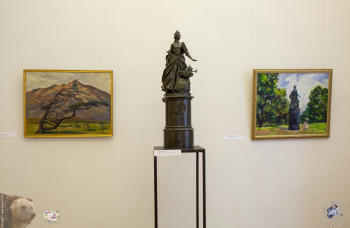 Выставка `Отец и сын Переяславцы. Живопись, скульптура`. Картина `Сельский пейзаж` (В.И.Переяславец), модель памятника Екатерине II для г.Цербста (М.В.Переяславец) и картина `Цербст. Германия` (В.И.Переяславец)