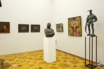 Выставка `Отец и сын Переяславцы. Живопись, скульптура`. М.В.Переяславец. Скульптурные работы `Боцман Полувьянов` и `Эвенк с рыбой`.