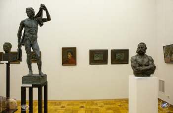 Выставка `Отец и сын Переяславцы. Живопись, скульптура`. М.В.Переяславец. Скульптурные работы `Пловец В.Сальников` и `Боцман Полувьянов`.