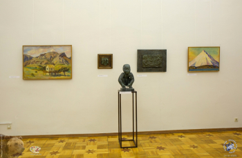Выставка `Отец и сын Переяславцы. Живопись, скульптура`. М.В.Переяславец. Скульптурная композиция `Мальчик на корточках`.