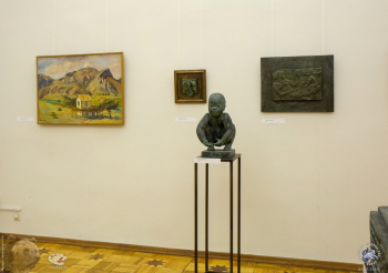 Выставка `Отец и сын Переяславцы. Живопись, скульптура`. М.В.Переяславец. Скульптура `Мальчик на корточках`.