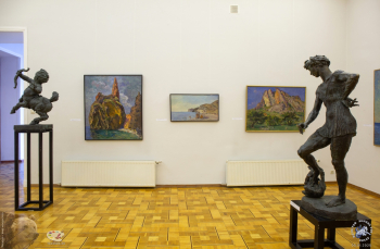 Выставка `Отец и сын Переяславцы. Живопись, скульптура`. Зал Российской Академии художеств с выставочными работами