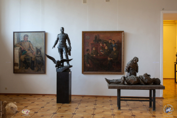 Выставка `Отец и сын Переяславцы. Живопись, скульптура`. М.В.Переяславец. `Рабочая модель памятника маршалу авиации трижды Герою Советского Союза А.И.Покрышкину` и `Мать и дитя`.