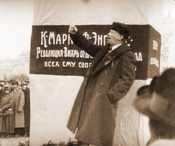 Ленин ораторствует у памятника Марксу и Энгельсу. Неизвестный фотограф.