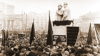 Памятник Карлу Марксу и Фридриху Энгельсу в Москве. Неизвестный фотограф.