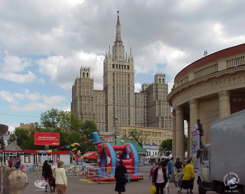 Станция метро `Краснопресненская` и сталинская высотка Жилой дом на Кудринской площади. Фотограф Марина Роз.