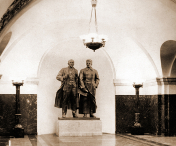 Щербаков Николай Андреевич. В.И.Ленин и И.В.Сталин на станции метро `Краснопресненская`. Неизвестный фотограф.