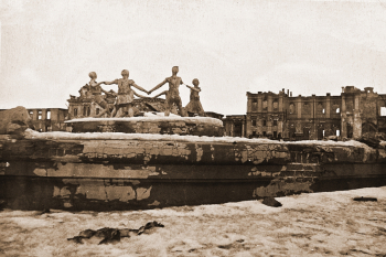 Иодко Ромуальд Ромуальдович. Фонтан `Детский хоровод`. Сталинград, 1943. Фотограф Струнников Сергей Николаевич. Фото - waralbum.ru