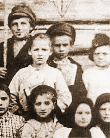 Павлик Морозов (в верхнем ряду, в центре, со съехавшей фуражкой на голове) с одноклассниками. Неизвестный фотограф.