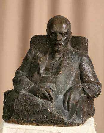 Андреев Николай Андреевич. Ленин в кресле. Тонированный гипс. 36х30х25. 1930. Волгоградский музей изобразительных искусств имени И.И.Машкова.