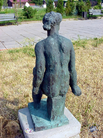 Рабинович Саул Львович. Сидящая (вид сзади). Бронза. 90х40х60. 1982. Парк скульптур `Музеон`. Фотограф Марина Роз.