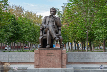 Памятник Айтматову августовским днём. Фотограф Марина Роз.