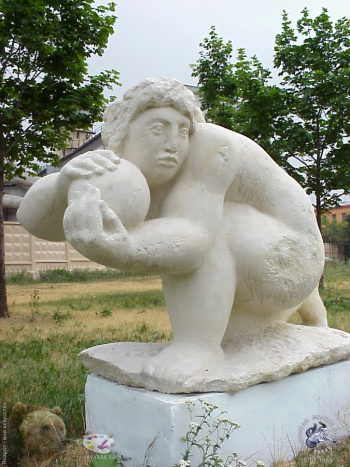 Новиков Игорь Николаевич. Девушка с мячом. Известняк. 1998. Музеон.