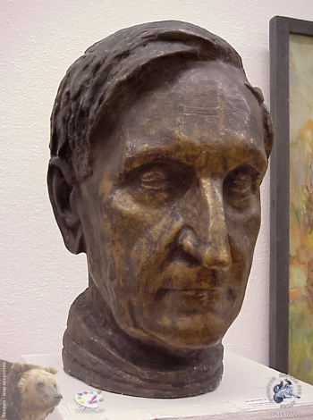 Выставка `Болдинская осень` в ЦДХ. 1999.. Дудник Виктор Иванович. С.С.Гейченко. Бронза. 40х20х25. 1986.