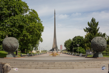 Обелиск в виде параболы, на вершине которой размещена 11-метровая ракета. Фотограф Марина Роз.