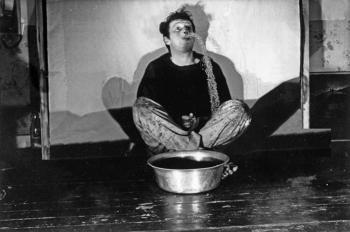 Франц Эрхард Вальтер. Попытка быть скульптурой. 1958. Неизвестный фотограф.