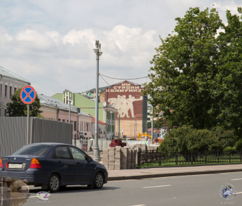 Вид на панно `Мы строим коммунизм` с Большой Серпуховской улицы. Фотограф Марина Роз.